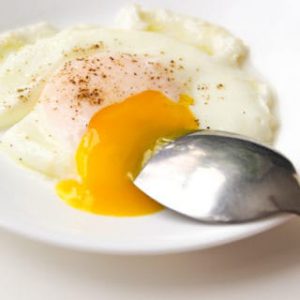 Café da manhã inglês no prato branco ovos com gema líquida