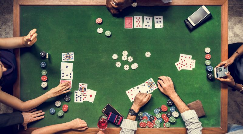 Vegas casino interior interior pessoas jogam poker jogo blackjack aposta  dinheiro ganhar fichas clube fechado tentar sorte confortável sofá  poltronas conceito de lazer e entretenimento vetor ilustração